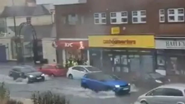 英国天气:洪水造成建筑物和汽车受损，街道被淹没