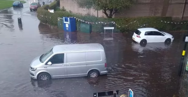 英国天气:洪水造成建筑物和汽车受损，街道被淹没