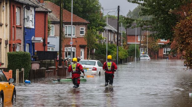 英国各地发布洪水预警，道路被水淹没，交通延误