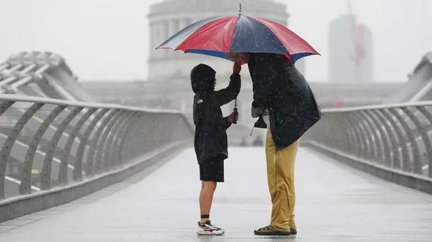 英国气象局发布天气预报，雷暴、洪水和30摄氏度的高温将席卷英国