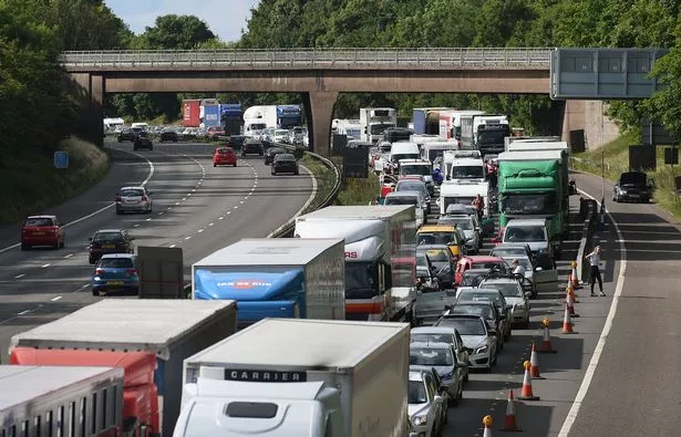 尽管有可怕的安全警告，英国新的2.89亿英镑的高速公路升级仍在进行中