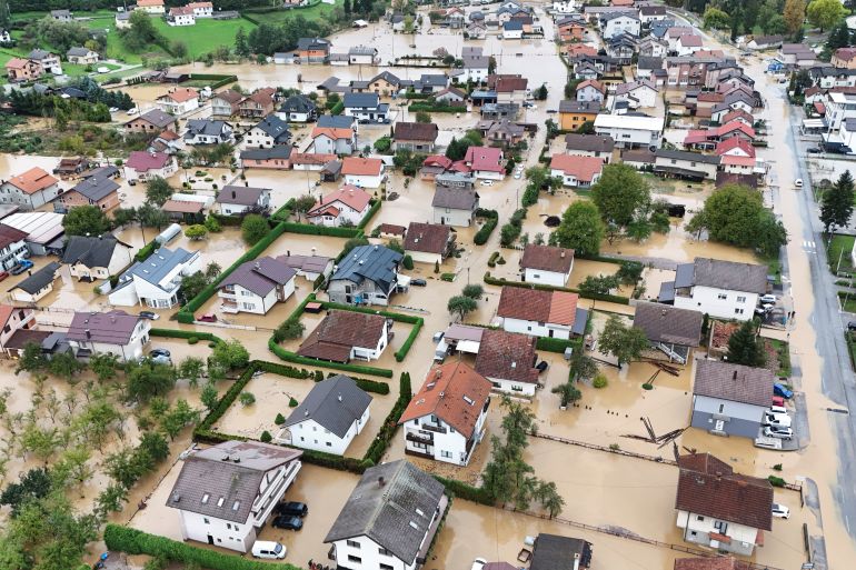 波斯尼亚遭遇严重洪水和山体滑坡，造成至少14人死亡