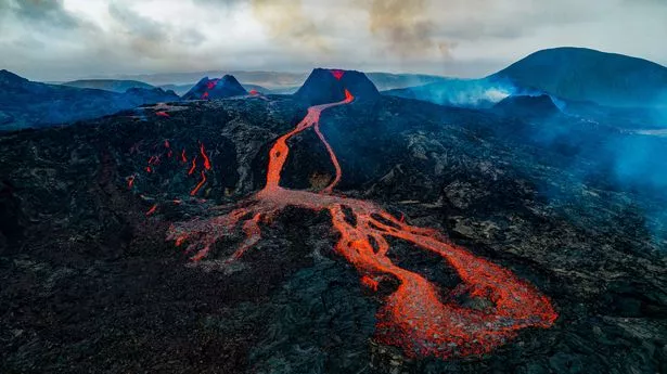 英国外交部向游客发出警告，称一系列火山喷发可能造成假期混乱